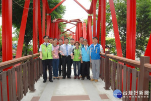 彰化後火車站廣場虹橋已整修完成恢復昔日光采市長邱建富等人在橋上散步合影。圖／記者鄧富珍攝