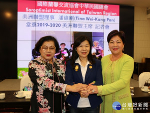 蔡鈴蘭(左起)、潘維剛主席、陸游月紅合影