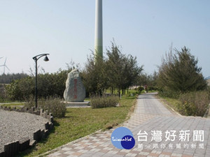 

偏僻鄰海的大安區龜殼生態公園，環境之美，猶如人間仙境，龜殼社區發展協會舉辦「生態密境、龜殼好漾─夏季饗宴」表演系列活動業展開，節目精彩絕倫，歡迎遊客每星期六晚上前來觀賞。（記者陳榮昌攝）