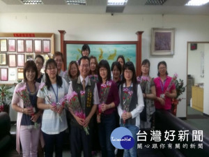 


大甲區長劉來旺十一日親送四十七位職員工各一束康乃馨，以慶祝母親節，女職員驚呼區長太有心了。（記者陳榮昌攝）