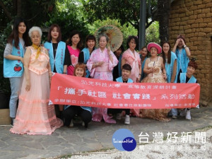 
弘光科大與華山基金會規劃為一位百歲人瑞及三位八十歲長者，接受美髮造型設計系的學生亦為這些長輩裝扮美美，穿上禮服拍藝術照，讓阿嬤笑得很開心，開心一整天。（記者陳榮昌攝）