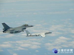 空軍司令部今年公布F-16升空監控共機轟6的畫面（圖／空軍司令部提供）