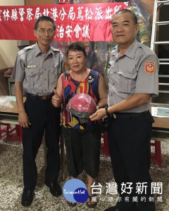 北港警方利用治安座談有獎徵答贈送安全帽，也提供破損安全帽舊換新服務，獲贈的社區民眾樂開懷。