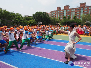 新北市藝術駐市14日於板橋沙崙國小戶外操場舉行《2018新北市藝術駐市》系列活動首場起跑記者會。（圖／記者黃村杉攝）