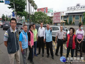 多位議員和交通局長會勘大里交通。林重鎣攝