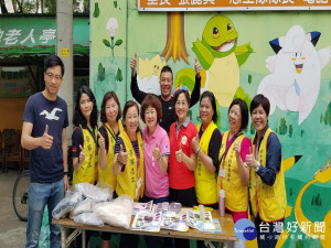 太平警方和女議女里長及志工在母親節宣導防詐騙。林重鎣攝

