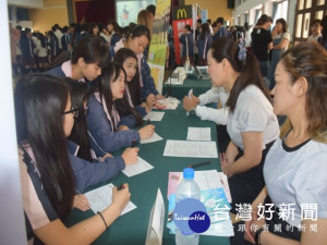 致用高中十四日舉辦就學與就業媒合產學博覽會，十六家績優知名公司，結合六家科技大學到校獵才，一千二百餘今年應屆畢業生參與踴躍。（記者陳榮昌攝）