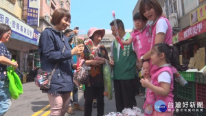 母親節送祝福　彭佳芸偕子女市場發康乃馨