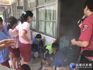 屏二消防分隊辦理消防小尖兵　學童進行消防體驗