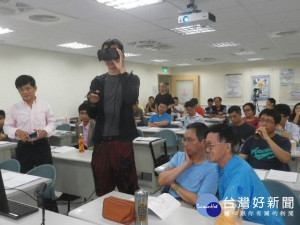 營造工地的職業災害一直居高不下，多半是因勞工不知或忽略工作環境潛藏的危險造成，VR訓練勞工提昇作業安全的新工具。（圖／勞工局提供）