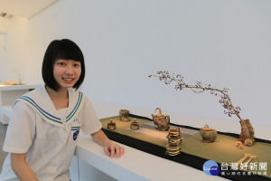 郭香儀與《深深不熄》茶席創作品。（圖／陶博館提供）