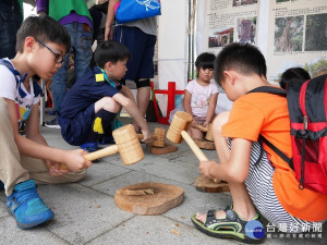 活動安排有原住民族工藝達人定時演示傳統地機編織、藤竹編手藝、香蕉絲剝取及樹皮打布，民眾也可於攤位免費體驗。（圖／十三行提供）