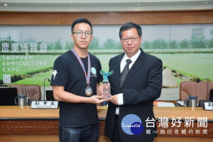 桃園市長鄭文燦，表揚桃園市王泰為選手參加世界盃武術節泰拳錦標賽勇奪世界冠軍。

