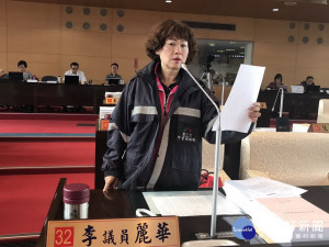 市議員李麗華穿老舊守望相助隊員制服質詢。林重鎣攝