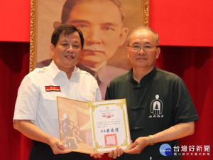 副局長陳崇岳頒發承天禪寺與北部氣密窗大王之稱的大和賞氣密窗感謝狀。（圖／記者黃村杉攝）
