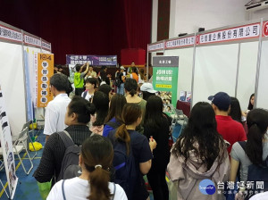 就業服務處18日於致理科技大學舉辦校園徵才活動，邀請40家知名廠商設攤，共釋出超過2,700個工作機會。（圖／記者黃村杉攝）
