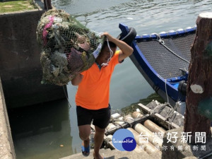 
台中市環保局為徹底保護海域環境乾淨，委託大安漁民發展協會進行大安區塭寮漁港「海漂垃圾清除作業」，祗一天的工夫，在海上打撈三十多袋的飄流垃圾。（記者陳榮昌攝）