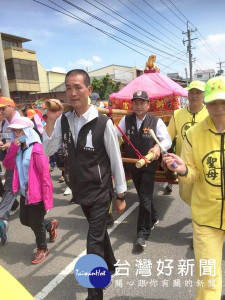 北港鎮長張勝智及朝天宮董事長蔡咏鍀特前往北港近郊迎接白沙屯媽祖鑾駕到來。