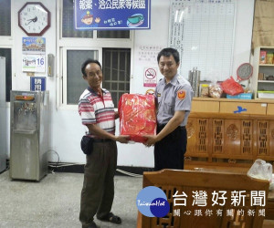 北港警方為受傷女子緊急開道協助送醫，家屬感激萬分，特地前往警所致意表達感謝。（記者陳昭宗拍攝）