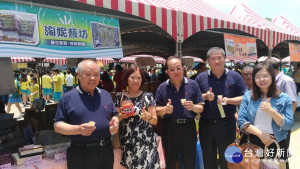 ▲桃園地方法院檢察長彭坤業（左三）也到場，為參加新希望「更生市集」的更生人打氣加油。（圖╱永平工商提供）