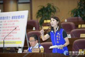 市議員舒翠玲表示，政府頒布條例後發現有土資場業者賣假證明，讓砂石車得以變賣土石。(圖／桃園市議會提供)