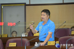 市議員李雲強指出，眷村故事館現在幾乎淪為私人招待所、市議員及里長聯合服務處。(圖／桃園市議會提供)