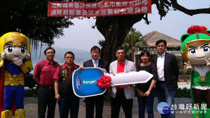 消防局副局長陳崇岳出席捐贈儀式，並代表受贈。（圖／記者黃村杉攝）