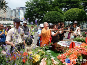 覺莊法師、新北市民政局副局長楊薏霖、新店區公所陳麗卿主秘及里長等虔誠為民祈福，並與上千信眾共同祈安、浴佛。（圖／記者黃村杉攝）