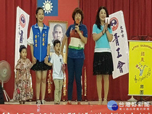 市議員李麗祖孫三代參加青工會慶祝母親節活動。 照片青工會提供