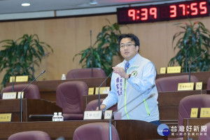 市議員楊家俍針對平鎮建設目前計畫進度質詢。(圖／桃園市議會提供)
