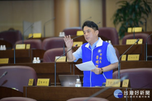 市議員魯明哲指出，工期延宕的主因就是「吃不下」。(圖／桃園市議會提供)