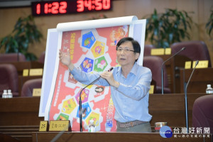 市議員詹江村在市政總質詢中指控武陵高中校長遴選遭制服廠商何良鴻介入。(圖／桃園市議會提供)
