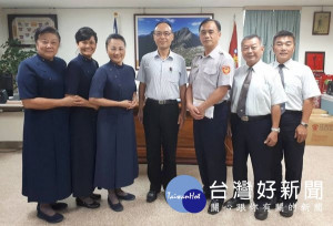 北港慈濟功德會師兄姐們看見警方的辛勞，特別前往分局慰勉第一線基層員警，感謝維護治安、交通的用心付出與貢獻。