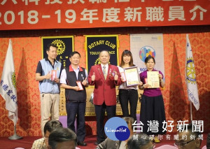 斗六科技扶輪社秉持慈愛精神扶弱助學，慶祝17週年授證典禮活動再度愛心捐款助學認養榮民遺孤。