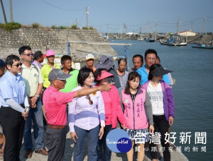 立委張麗善邀集漁業署、水利處等單位前往口湖鄉金湖漁港現勘，爭取設置導航燈及航道清淤。
