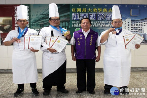 台首大校長許光華接見嘉勉許煜忠老師等3人，表彰他們為國爭光。
