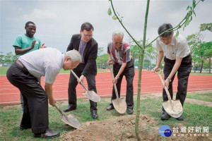 長榮大學董事長楊四海、校長李泳龍、副校長黃伯和、副校長孫惠民等人植樹。