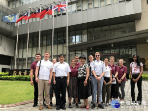 英國考文垂大學陳永芳博士率災害管理與緊急應變相關學系2年級10名大學生，以及Matthew Blackett博士等參訪新北市消防局。（圖／記者黃村杉攝）