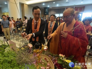 朱立倫市長、民政局長江俊霆出席在土城慈法禪寺舉行叩鐘祈福活動。（圖／記者黃村杉攝）