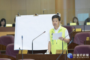 市議員邱佳亮詢問關於永安漁港規劃。(圖／桃園市議會提供)