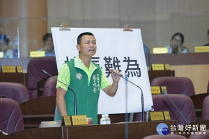市議員蔡永芳表示，議員間的競爭關係讓各校校長們左右為難，討好一個就得罪另一個。 (圖／桃園市議會提供)
