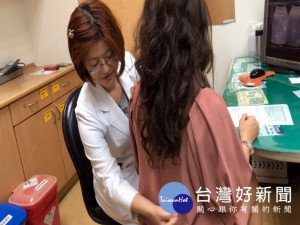 
楊桃汁酸酸甜甜的口味太迷人，林姓婦人吃一粒導致身體出現病狀，立刻就醫掛急診，大甲光田醫師張淑鈺檢查後，指明糖尿病致腎病變者不宜吃楊桃，最嚴重有可能被奪命。（記者陳榮昌攝）