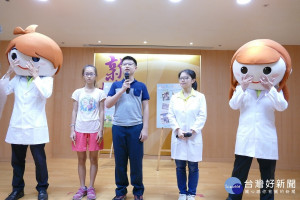 就讀長庚大學中醫系的「小西瓜」擔任主持人，現場帶動跳「健腦護鼻操」活潑有趣。（圖／記者黃村杉攝）