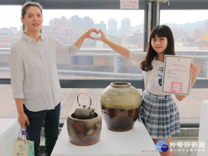 作品《沉澱》是利用泥條盤旋而上，過程中需倒著走，張晏甄開玩笑說，上課前一定要吃暈車藥才行！。（圖／陶博館提供）
