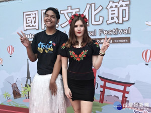 開南大學舉辦國際文化節活動   拉起各國學生的情誼(來自帛流的Kenly(左)和烏克蘭的Kseniia都是大一學)