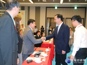 朱立倫市長歡迎來自德國、日本及蒙古等遠道而來的貴賓和國內專家學者，一同交流分享推動低碳節能成果。（圖／記者黃村杉攝）
