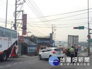
大貨櫃車25日清晨勾斷電纜線，導致國道三號外埔交流道出口至大甲區大塞車，嚴重影響上班族而傳出不少罵聲。幸大甲分局大批員警及義交趕到現場做妥善處理，交通始能很快恢復。（記者陳榮昌攝）
