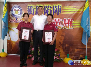 第四中隊及深坑分隊成軍，消防局長黃德清親自授旗，並分別頒給聘書。（圖／消防局提供）