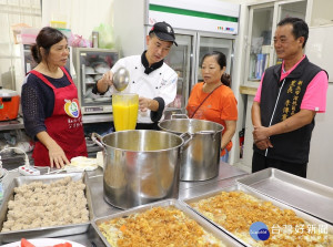 陳添壽老師教志工如何製作南瓜濃湯。（圖／社會局提供）