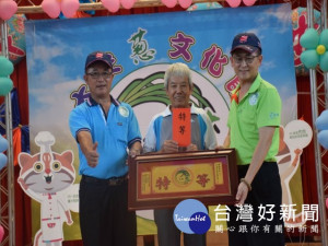 
大安蔥文化節26日舉行，農會黃理事長、蔡總幹事頒發青蔥評鑑特等獎黃鍵立獎金一萬八千元及獎牌。民眾在攤上齡躍購買地方農特產品，場面十分熱鬧。（記者陳榮昌攝）